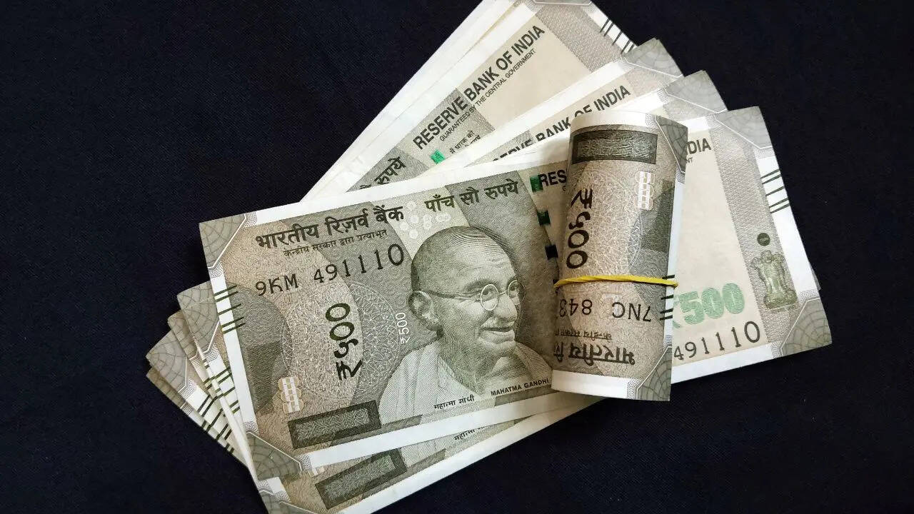 8th Pay Commission: कब लागू होगा 8वां वेतन आयोग, कितनी बढ़ेगी सैलरी?