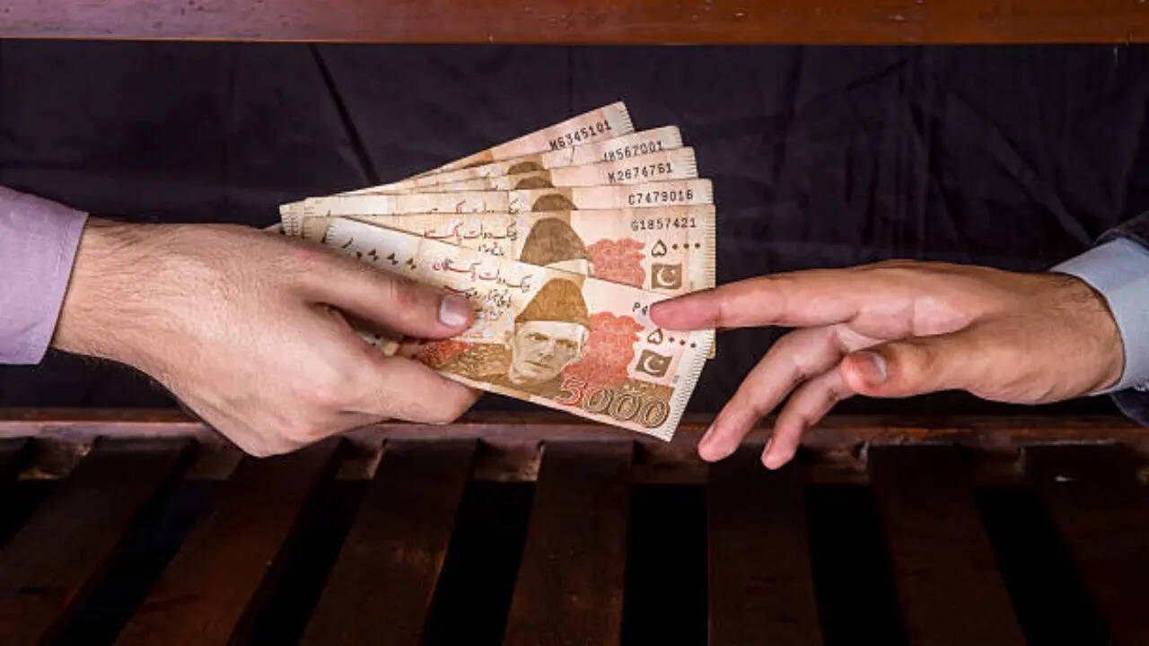 पाकिस्तान पर कितना कर्ज है?