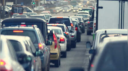 Noida Traffic: नोएडा-दिल्ली बॉर्डर पर और बढ़ेगा ट्रैफिक, गुजरेंगे कांवड़ियों के जत्थे; जाम से निपटने को जारी हुआ हेल्पलाइन नंबर