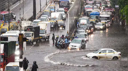 Mumbai Traffic: मुंबई भारी बारिश का सिलसिला जारी, ऑरेंज अलर्ट के बीच यातायात बाधित, सड़कों पर लगा जाम