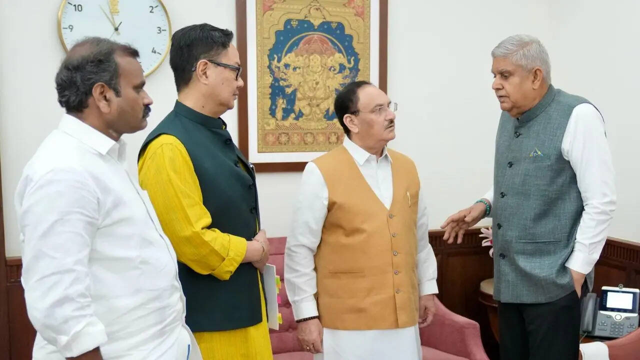 Jagadeep Dhankhar si dimette