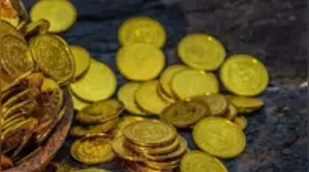 Old Gold Coins: अलीगढ़ के एक गांव में पाइपलाइन के लिए खुदाई के दौरान मिले 'सोने के पुराने सिक्के'