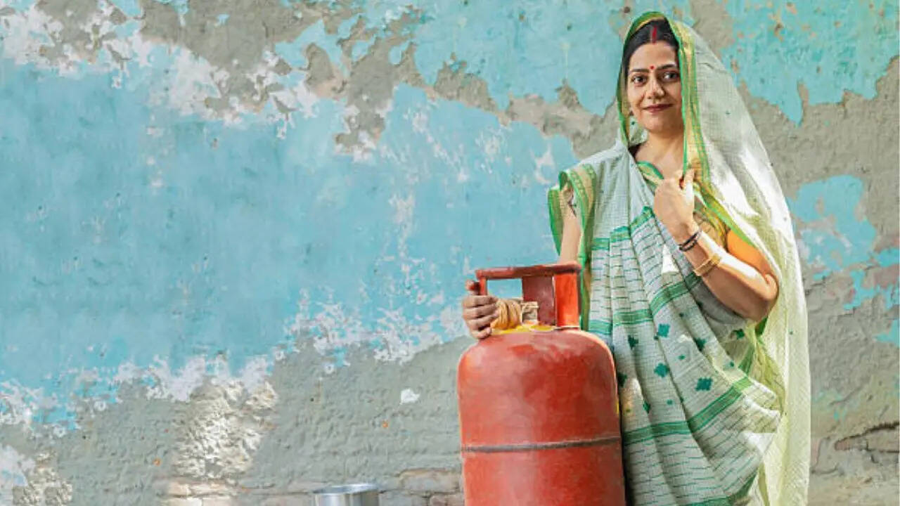 सिलेंडर में कितनी गैस बची है? इस तरह पता लगाएं (Image: istock)