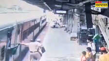 Pune चलती ट्रेन से गिरते यात्री को RPF जवान ने बचाया सीसीटीवी में कैद हुई बहादुरी