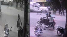Muzaffarpur दिनदहाड़े बदमाशों ने की चोरी बाइक की डिक्की तोड़ उड़ा ले गए लाखों के गहने सामने आया Video