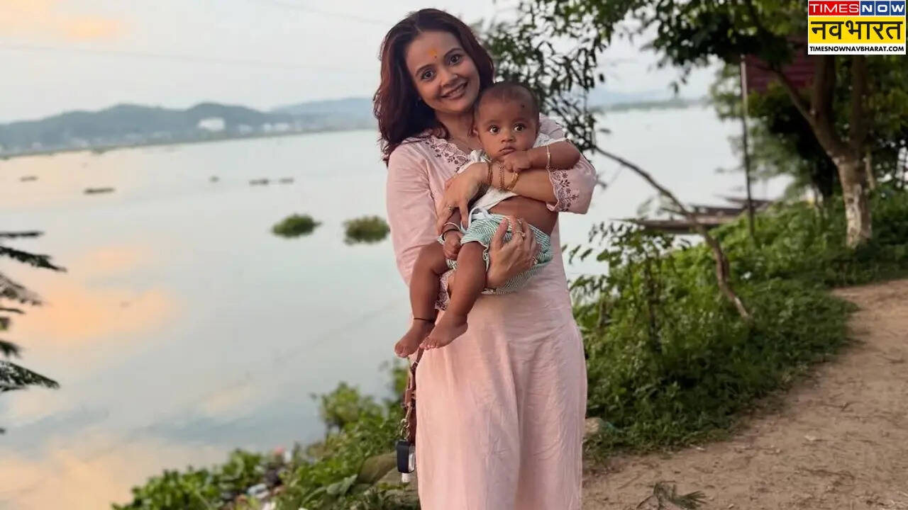 Joy es el hijo de Devolina Bhattacharji.