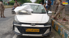 Noida में कार में मिलीं 2 डेडबॉडी FSL टीमें कर रहीं जांच ऐसे मौत की आशंका
