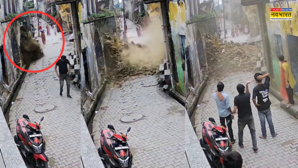 हापुड़ भरभरा कर ढही स्कूल की जर्जर इमारत बाल-बाल बची महिला कैमरे में कैद हुआ मंजर