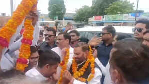 रायबरेली में स्वामी प्रसाद मौर्य को थप्पड़ मारने की कोशिश माला पहनाने के बाद युवक ने की हरकत देखें Video