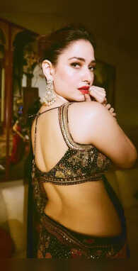 मिल्की ब्यूटी तमन्ना को एक बार इन साड़ियों में जरूर देखना सोने की तरह पिघल जाएगा दिल