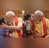 PM मोदी ने स्कूली छात्राओं और ब्रह्माकुमारी सदस्यों के साथ मनाया रक्षाबंधन देखें दिल को छू लेने वाली तस्वीरें