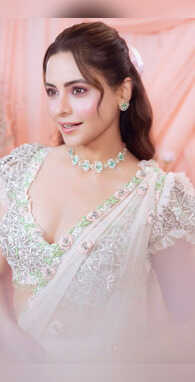 आमना शरीफ ने देसी लुक में कराया हुस्न का दीदार मदहोश हो गए लोग