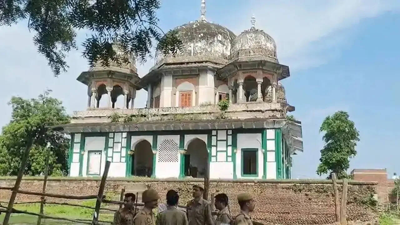 fatehpur tomb dispute