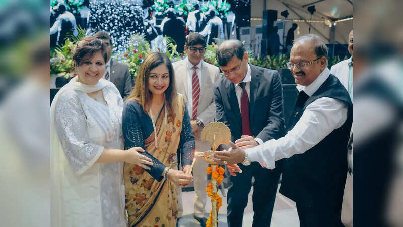 सुश्री हिताक्षी ठुकराल (उपाध्यक्ष, प्रवेश एवं विपणन, बेनेट यूनिवर्सिटी), श्रीमती गीता रमणन (श्री आर. रमणन की पत्नी), डॉ. राज सिंह (कुलपति, बेनेट यूनिवर्सिटी) और श्री आर. रमणन (संस्थापक एवं मिशन निदेशक – अटल इनोवेशन मिशन तथा पूर्व अतिरिक्त सचिव, नीति आयोग)।