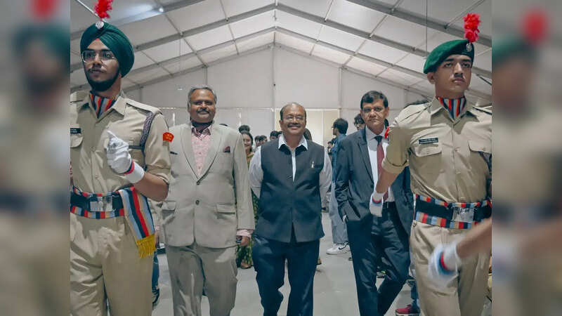 बाएं से दाएं: श्री सेंथिल कुमार (चीफ ऑपरेटिंग ऑफिसर, बेनेट यूनिवर्सिटी), श्री आर. रमणन (संस्थापक एवं मिशन निदेशक – अटल इनोवेशन मिशन तथा पूर्व अतिरिक्त सचिव, नीति आयोग) और डॉ. राज सिंह (कुलपति, बेनेट यूनिवर्सिटी)।