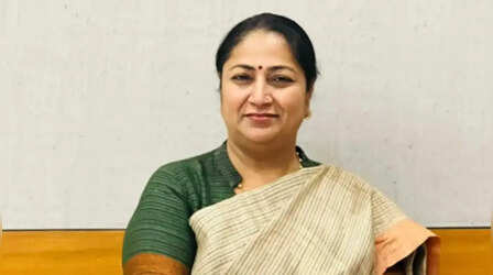 हमले के बाद पहली बार जनसभा में पहुंची CM रेखा गुप्ता, हंगामे और नारेबाजी से मची अफरातफरी; पुलिस अफसरों के हाथ-पांव फूले