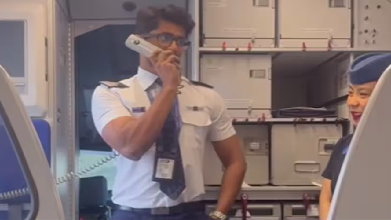 अनाउंसमेंट करता पायलट। (फोटो क्रेडिट: @capt_pradeepkrishna/Instagram)