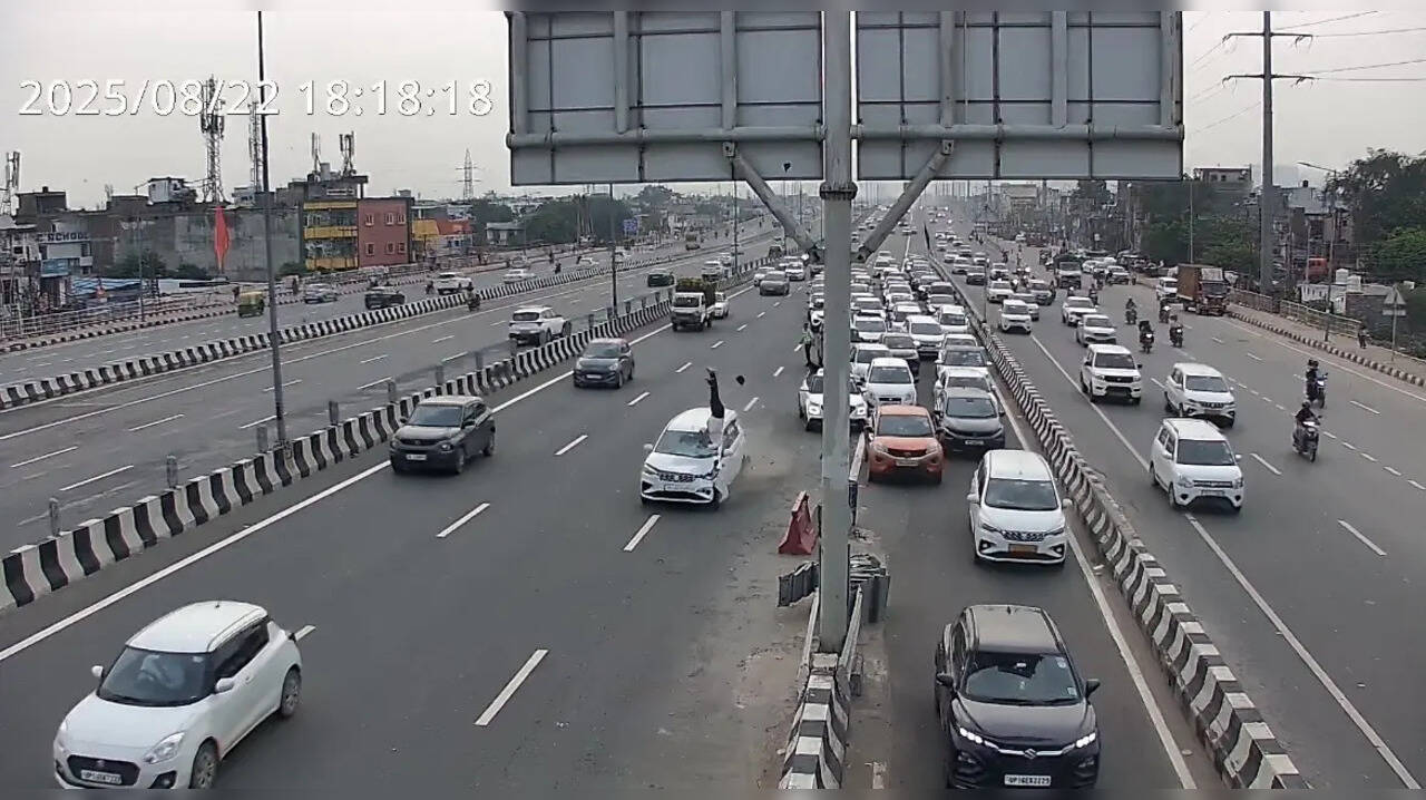 दिल्ली-मेरठ एक्सप्रेसवे पर तेज रफ्तार कार ने ट्रैफिक पुलिसकर्मी को कुचला, इलाज के दौरान मौत।