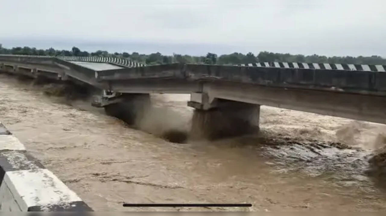 जम्मू-कश्मीर में मूसलाधार बारिश, तवी नदी खतरे के निशान के करीब; हाईवे और रेल यातायात प्रभावित