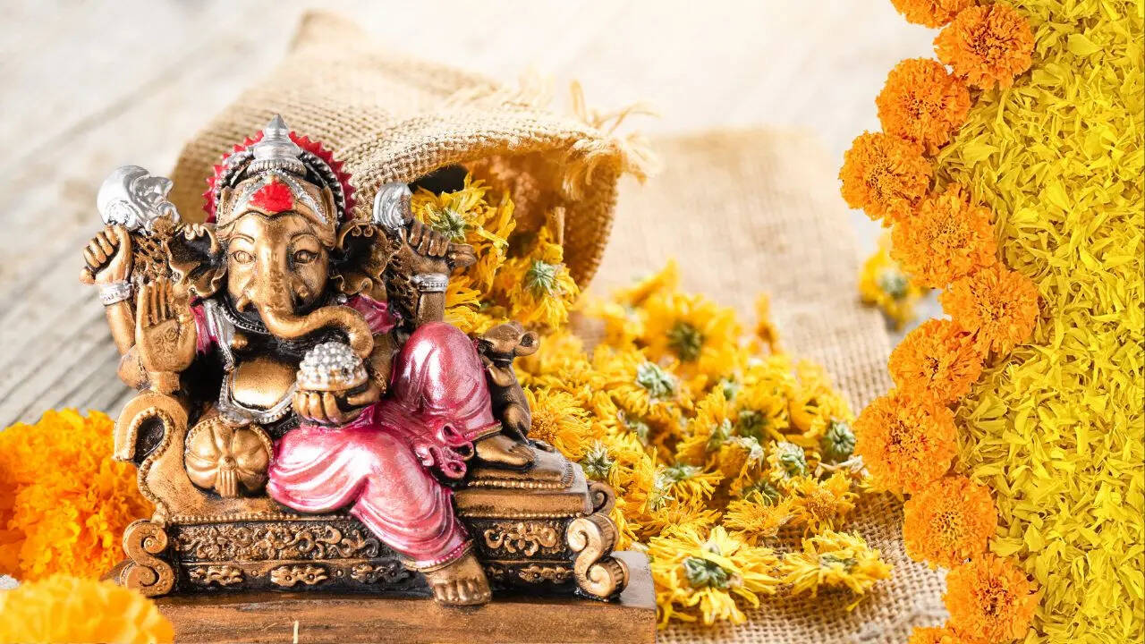 Rise in Flower Prices Amid Ganesh Chaturthi 2025 (Symbolic Photo: Canva)