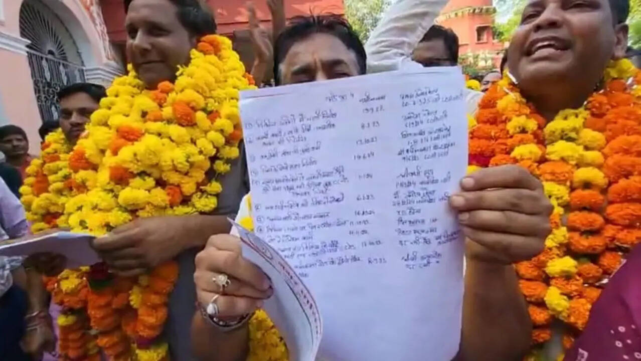 पार्षदों का सामूहिक इस्तीफा