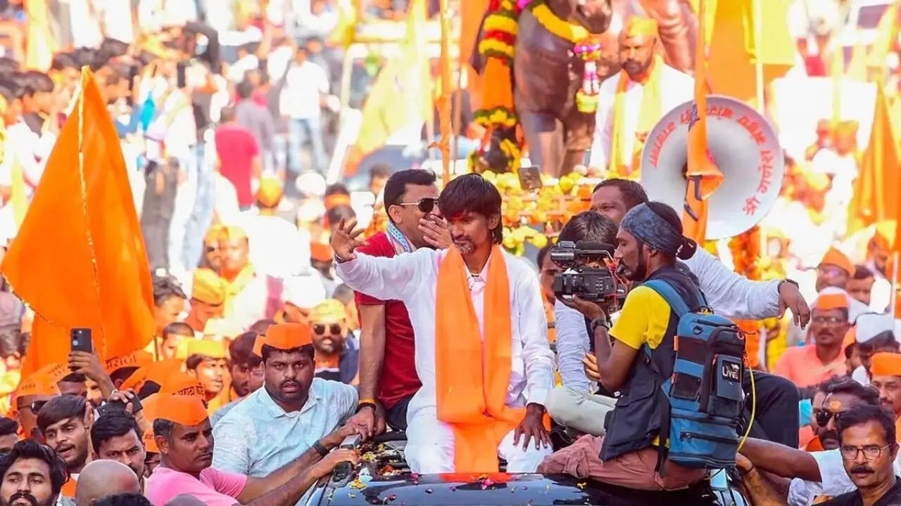 who is supporting manoj jarange in maratha reservation movement