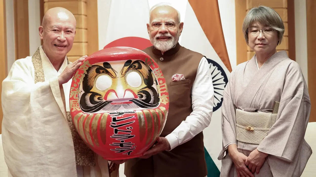 pm modi Daruma dolls
