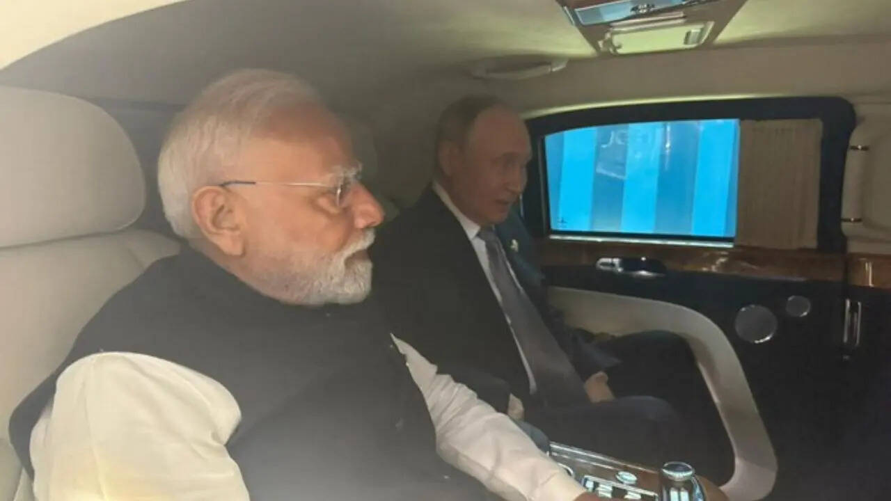 MODI PUTIN IN A CAR