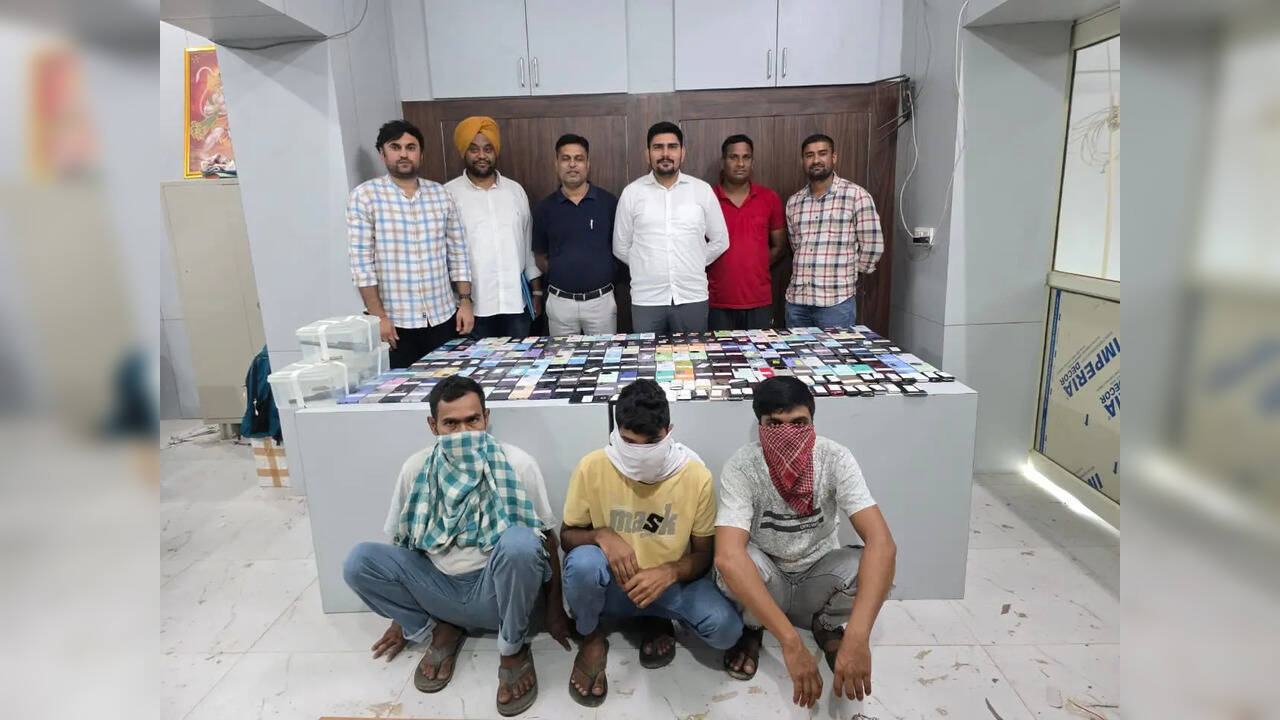 दिल्ली में इंटरस्टेट मोबाइल तस्करी गैंग का भंडाफोड़, 228 महंगे फोन समेत सरगना गिरफ्तार