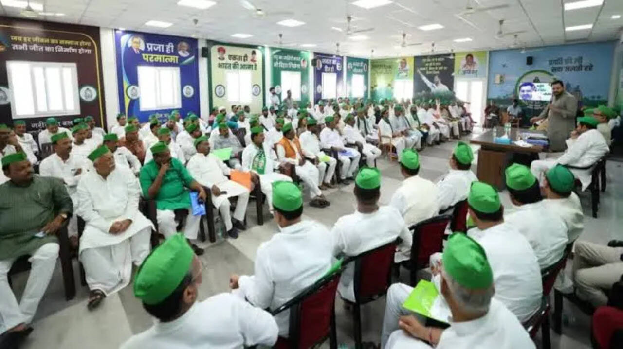 Patna: तेजस्वी यादव ने की RJD विधायक दल की बैठक; उम्मीदवारों और सीटों के साथ चुनाव रणनीति पर हुई चर्चा