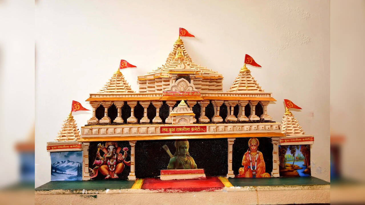 मंच की प्रतीकात्मक तस्वीर