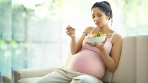 मां बनने वाली हैं डायटीशियन से लें हेल्दी प्रेग्नेंसी के लिए खास डाइट टिप्स जिससे जच्चा-बच्चा दोनों रहें फिट
