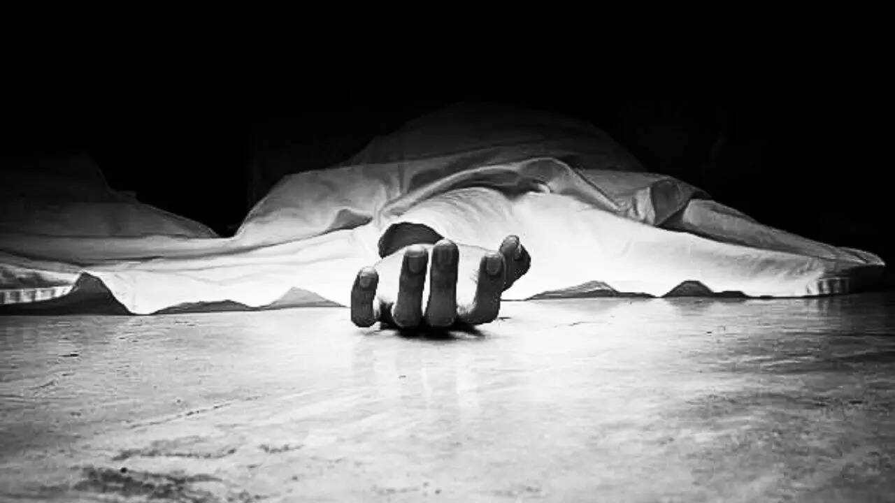 Family Places Dead Body in Cow Dung Hoping for Revival (Symbolic Photo: iStock)