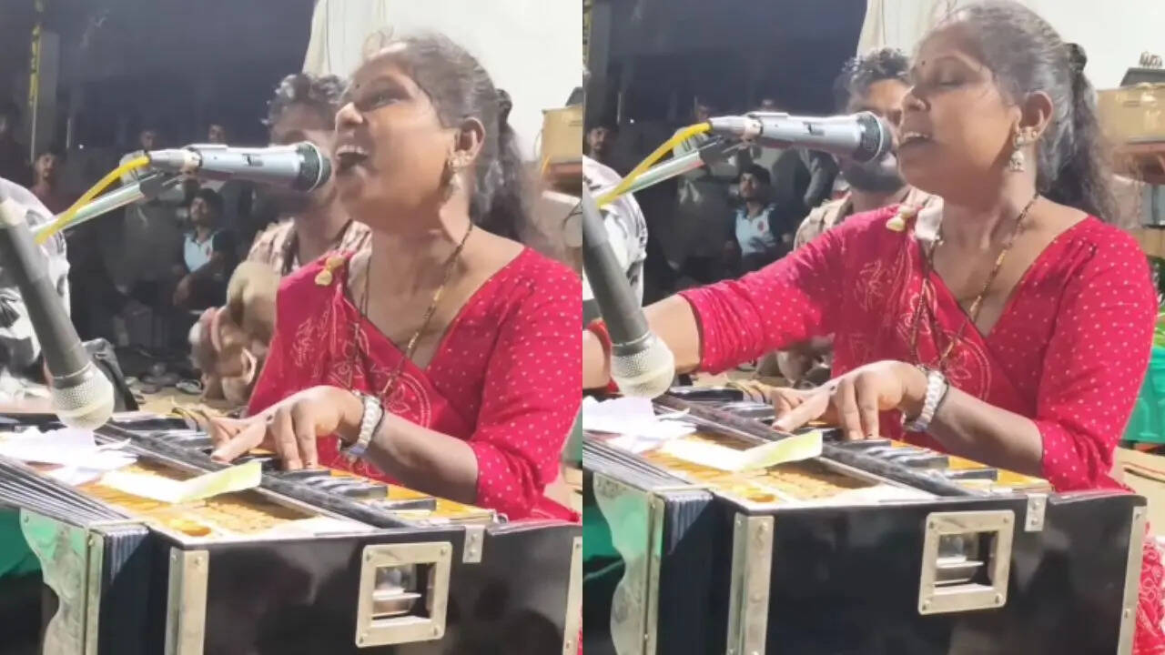 Women sang Saiyara tittle track as bhajan