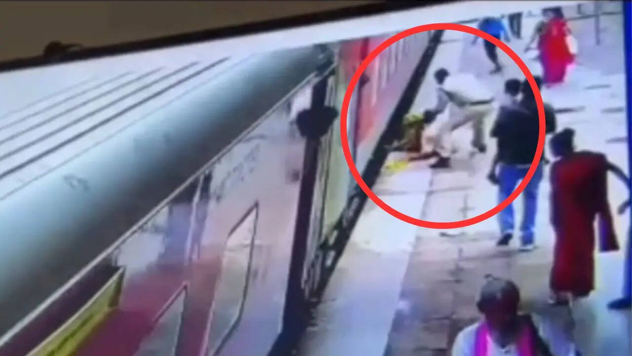 RPF jawan saved Couple from falling off train