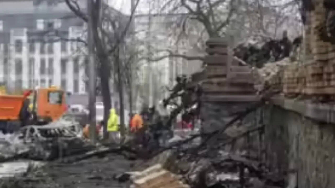 Ukraine News: पूर्वी यूक्रेन के एक गांव पर रूसी ग्लाइड बम से हमला, 21 लोगों की मौत