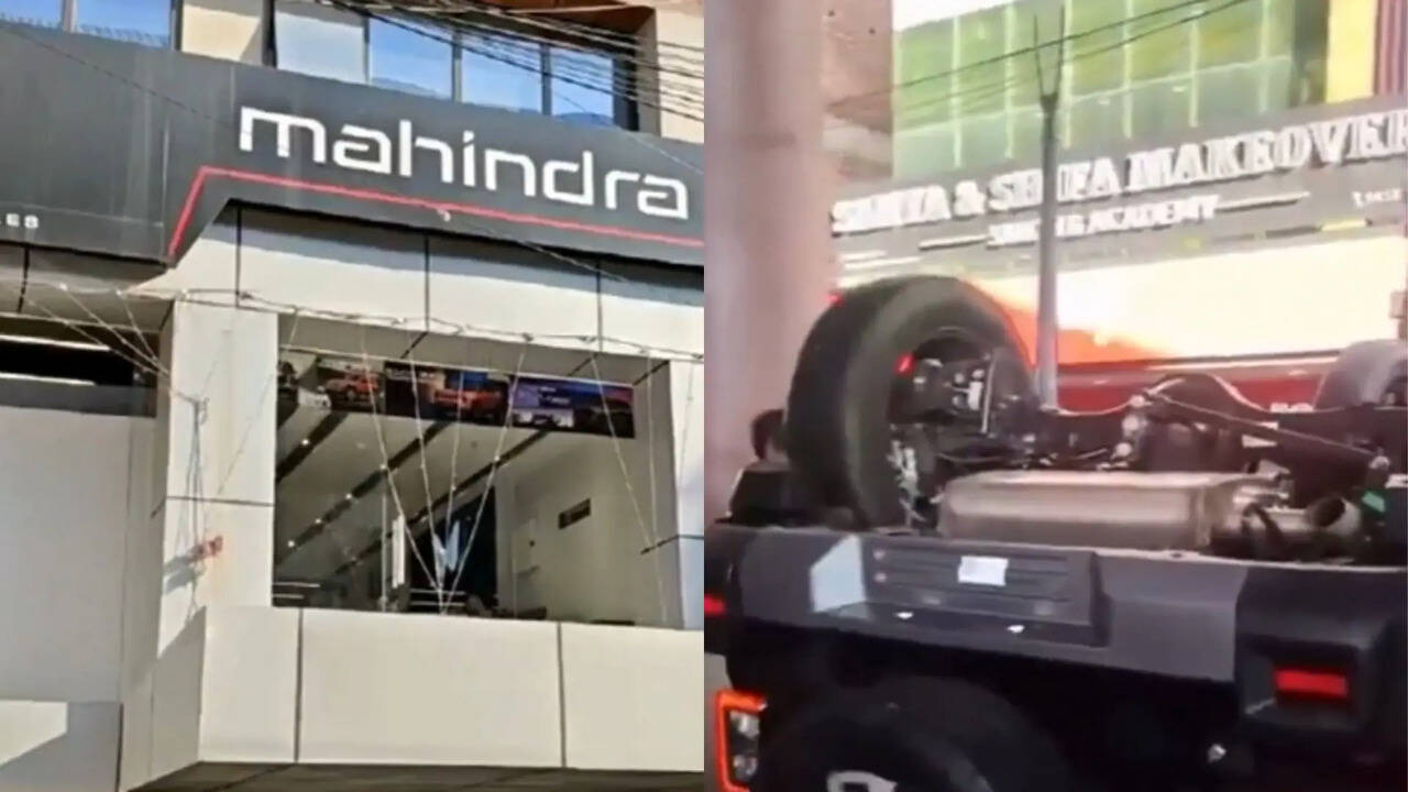 Delhi Mahindra Showroom Accident (Photo: Twitter - @AshwiniSahaya)