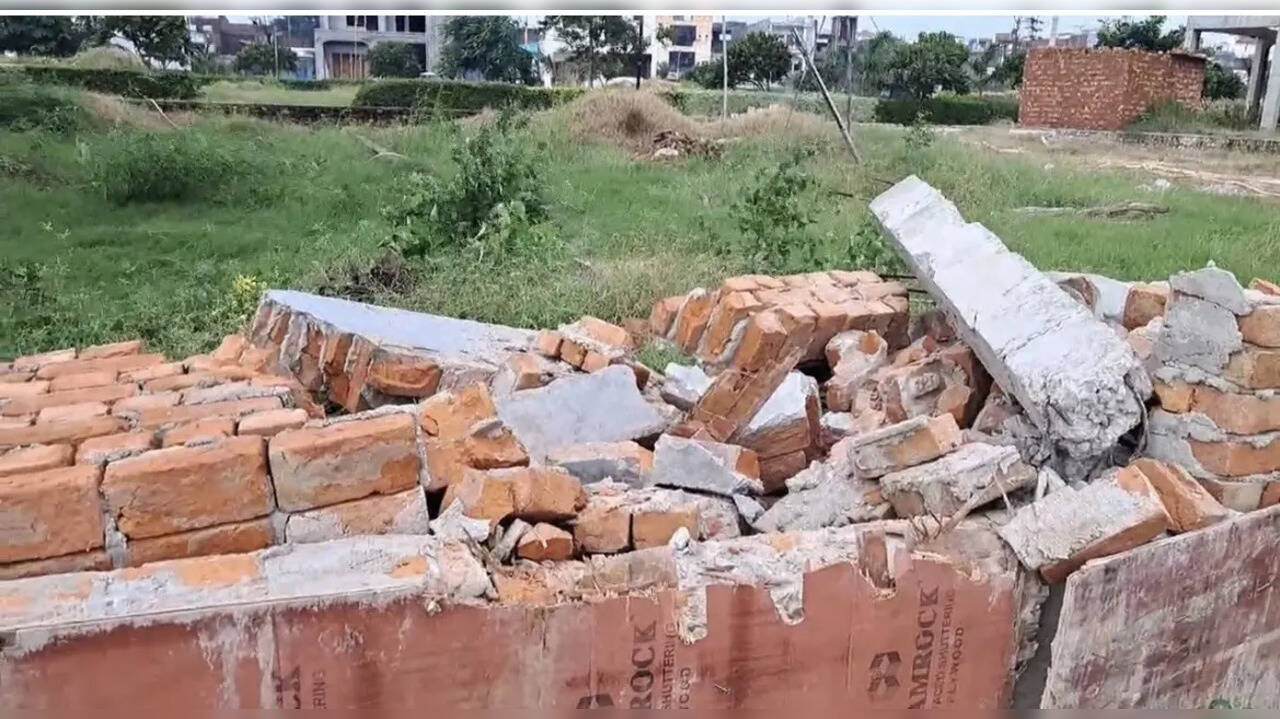 Meerut: अब्दुल्ला रेजीडेंसी के अवैध हिस्से पर बुलडोजर एक्शन; जीरो टॉलरेंस पॉलिसी के तहत की गई ताबड़तोड़ कार्रवाई