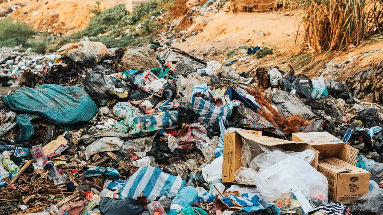 Garbage on the streets due to illegal factories (Symbolic Photo: Canva)