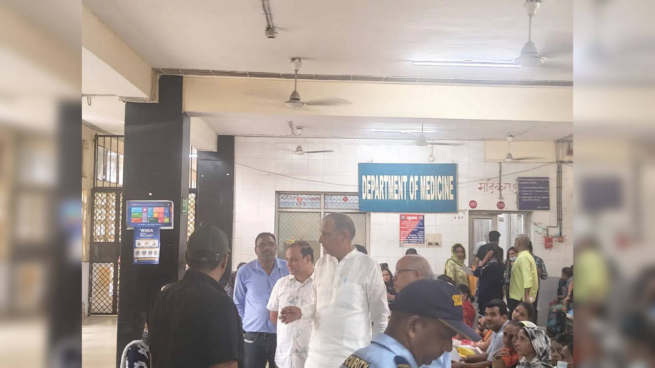 हिंदूराव अस्पताल का औचक निरीक्षण, गंदगी, टूटी सड़क और आवारा कुत्तों पर एक्शन का आदेश