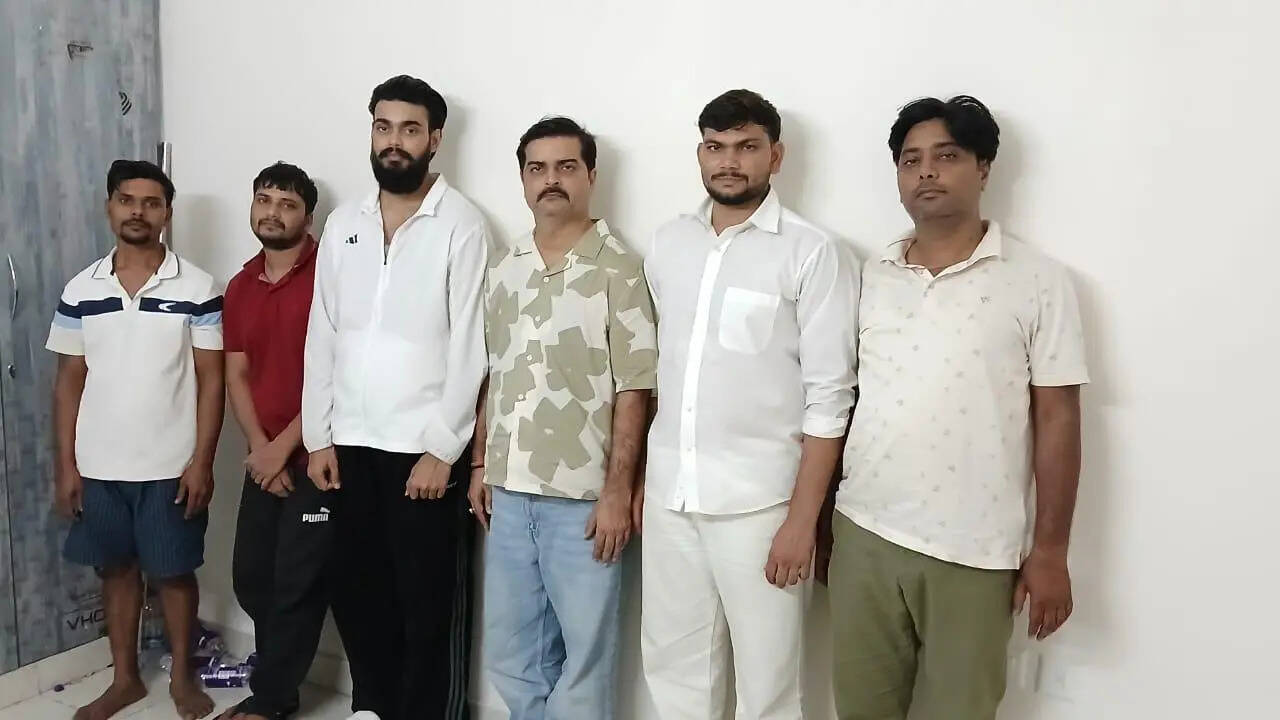 फर्जी बैंक अकाउंट का काला खेल: यूपी STF ने साइबर गैंग का किया पर्दाफाश। फर्जी बैंक अकाउंट का काला खेल: यूपी STF ने साइबर गैंग का किया पर्दाफाश।