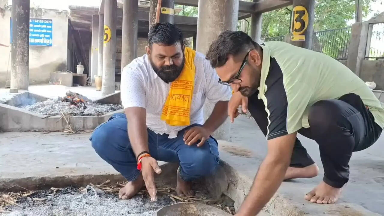 जिनका दुनिया में कोई नहीं...उनके मोक्ष का मार्ग खोलता है ये परिवार; चौथी पीढ़ी लावारिश शवों का कर रही अंतिम संस्कार