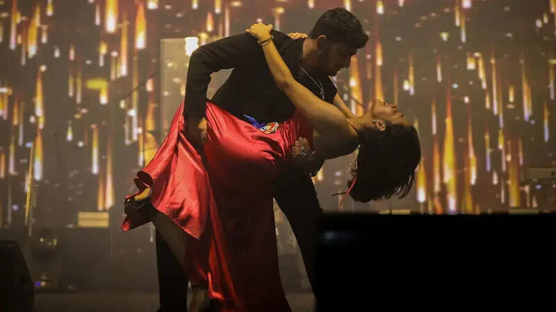 मिस्टर और मिस फ्रेशर टैलेंट हंट के दौरान प्रतियोगियों ने रैंप वॉक से मंच पर रौनक बिखेरी