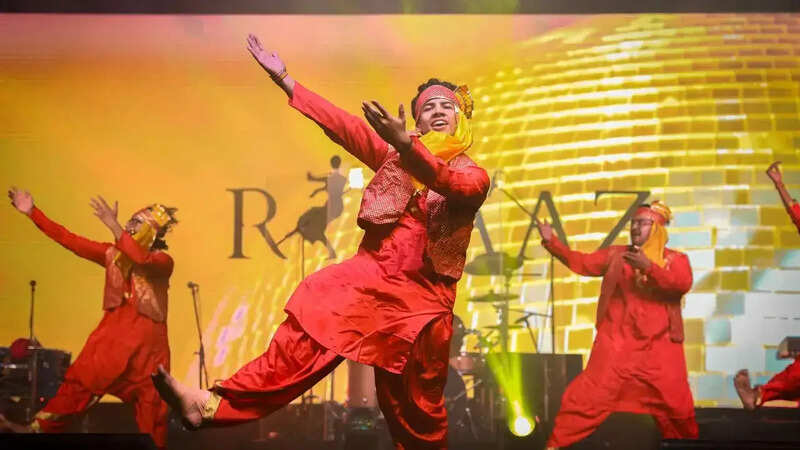 कल्चरल डांस सोसाइटी रिवाज ने अपने शानदार प्रदर्शन से समां बांध दिया