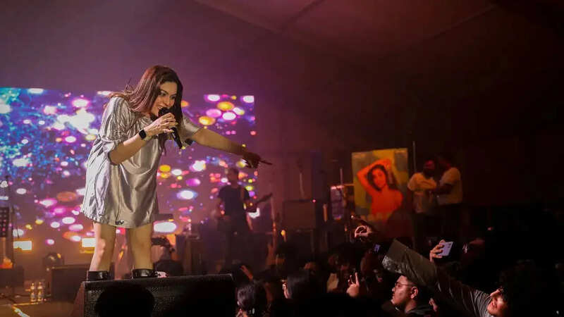 गायिका नंदिता तिवारी ने अपनी भावपूर्ण प्रस्तुति से लोगों का मन मोह लिया