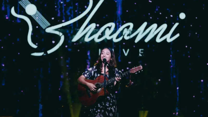 गायिका भूमिका बिष्ट ने अपने गिटार की धुनों से मंच को मंत्रमुग्ध कर दिया।