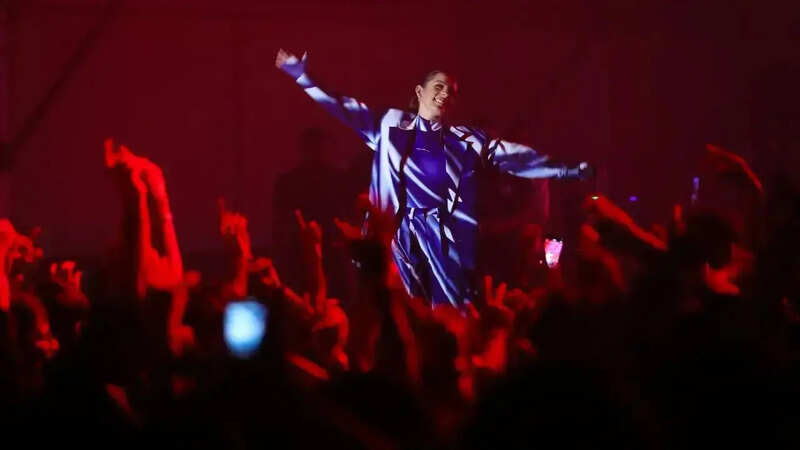 पॉप स्टार सिमर कौर ने टॉप हिट गाने गाकर इस नाइट का समापन किया