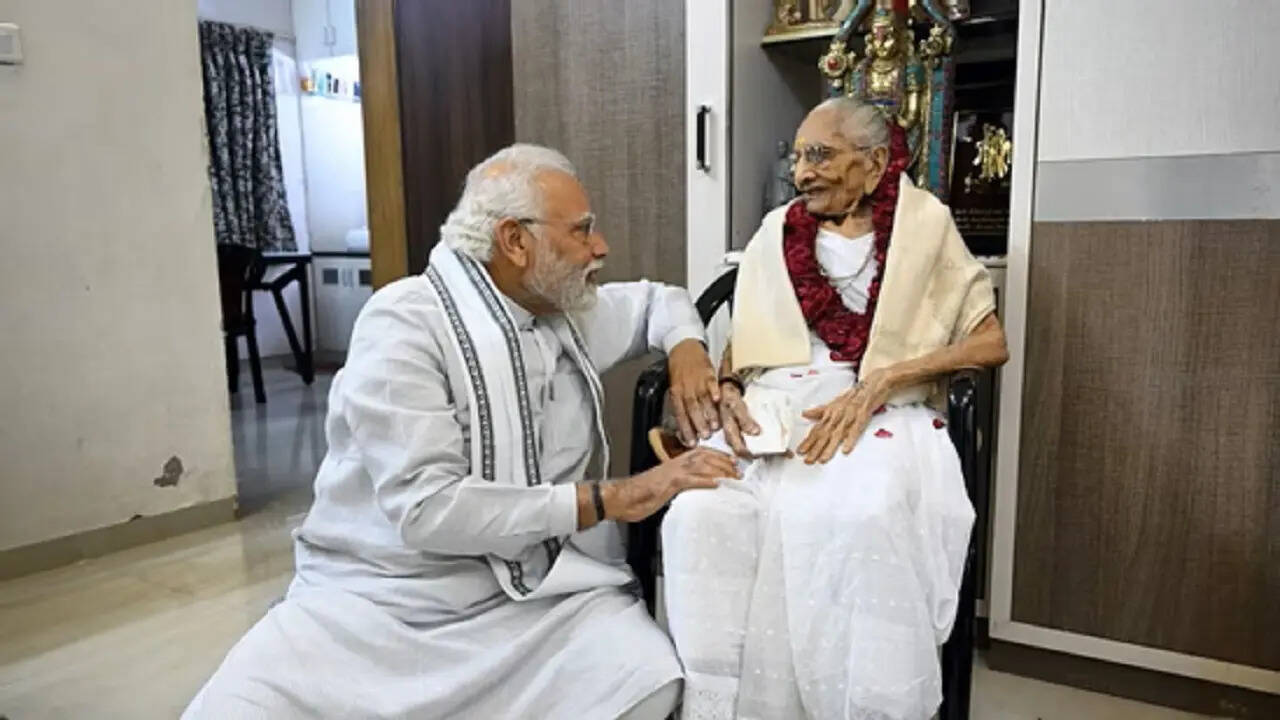 pm modi with his mother