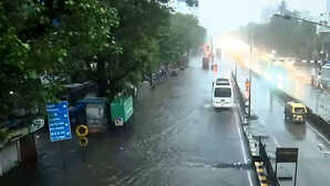 Mumbai Rain मुंबई में फिर शुरू हुई आफत की बारिश जलमग्न हुई सड़कें IMD ने जारी किया ऑरेंज अलर्ट