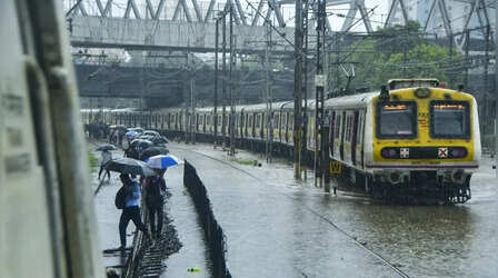 Mumbai Rain Update: मुंबई में भारी बारिश से जनजीवन अस्त व्यस्त, कई इलाकों में जलभराव; ट्रेनों से लेकर सड़कों तक पर पड़ा असर
